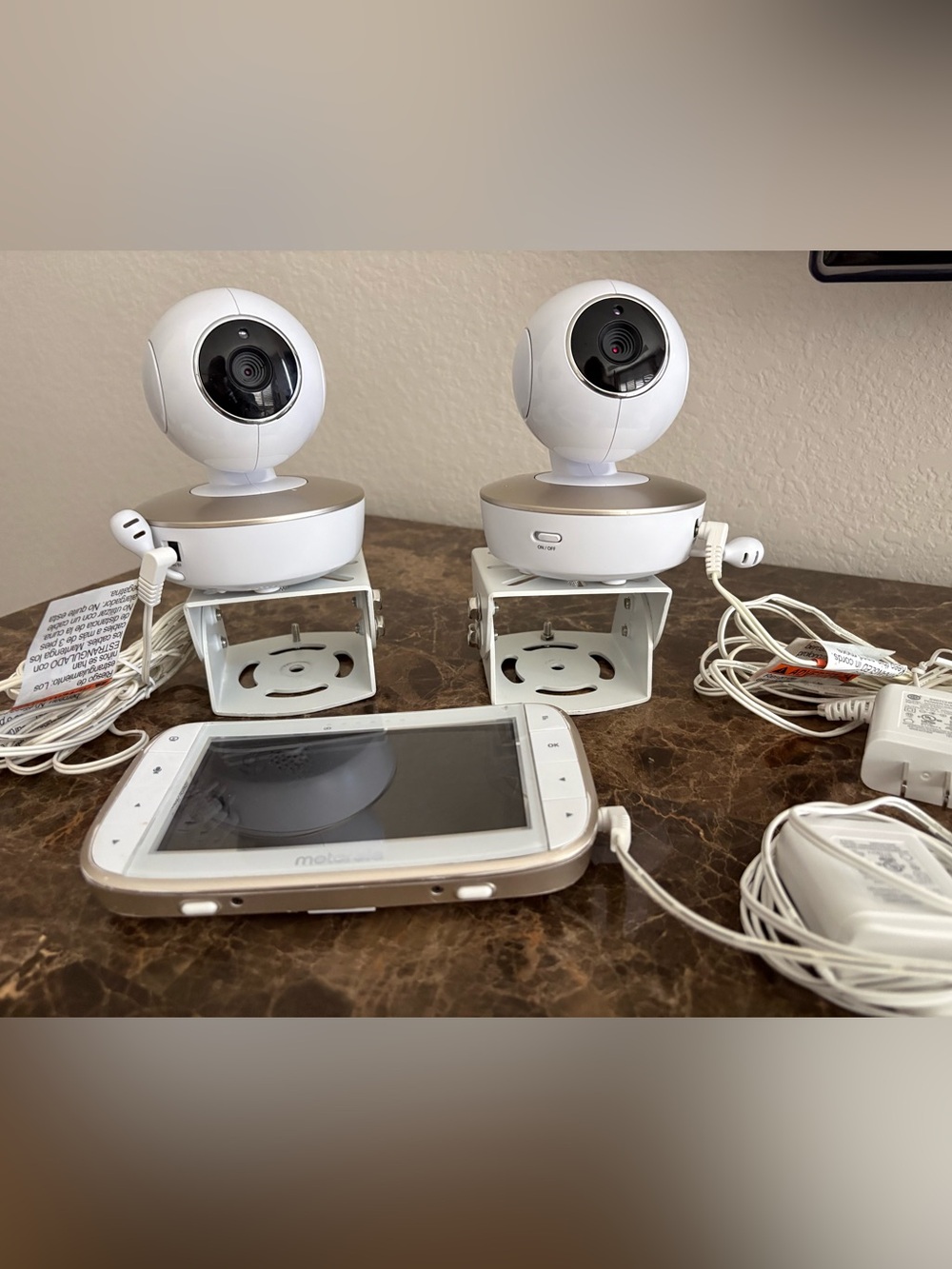 Motorola MBP50BU Baby Video Monitor 2 Cameras Power Cords Hanging Brackets EUC